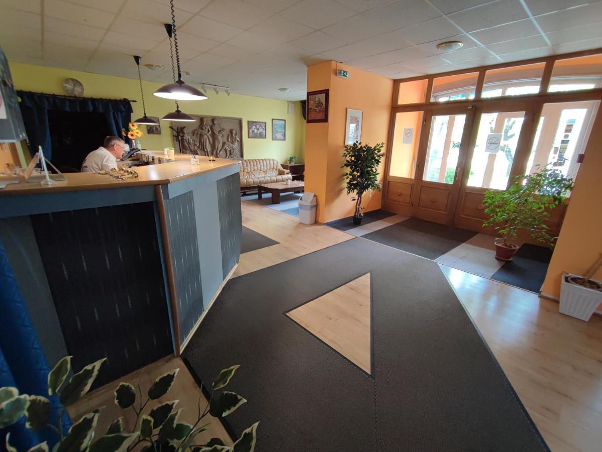 Hotel Beke Sziget Komló Exteriör bild